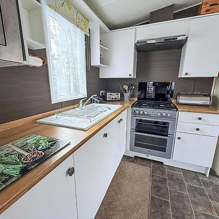 Brilliant Caravan With A Partial Sea View In Suffolk Ref 32026Az Lowestoft Dış mekan fotoğraf